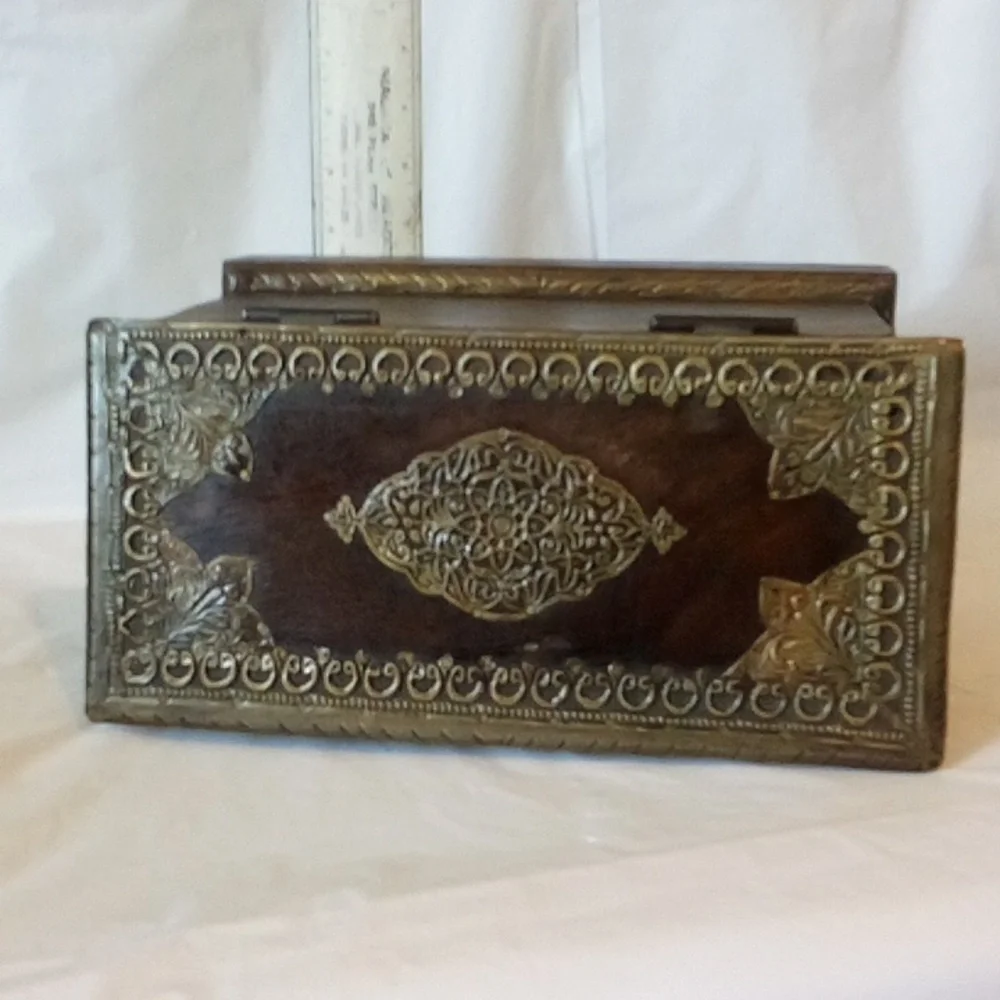 jewelry or trinket Box of ornate brass & hardwood from Cambodia - Picture 4 of 9
